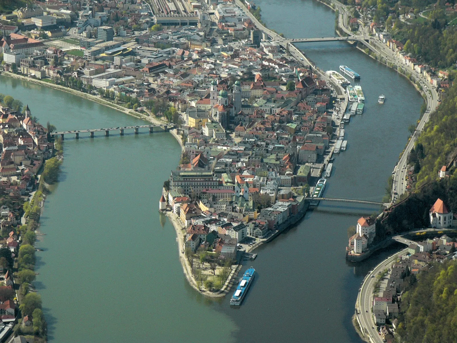 Passau am Zusammenfluss von Donau, Inn und Ilz aus der Luft