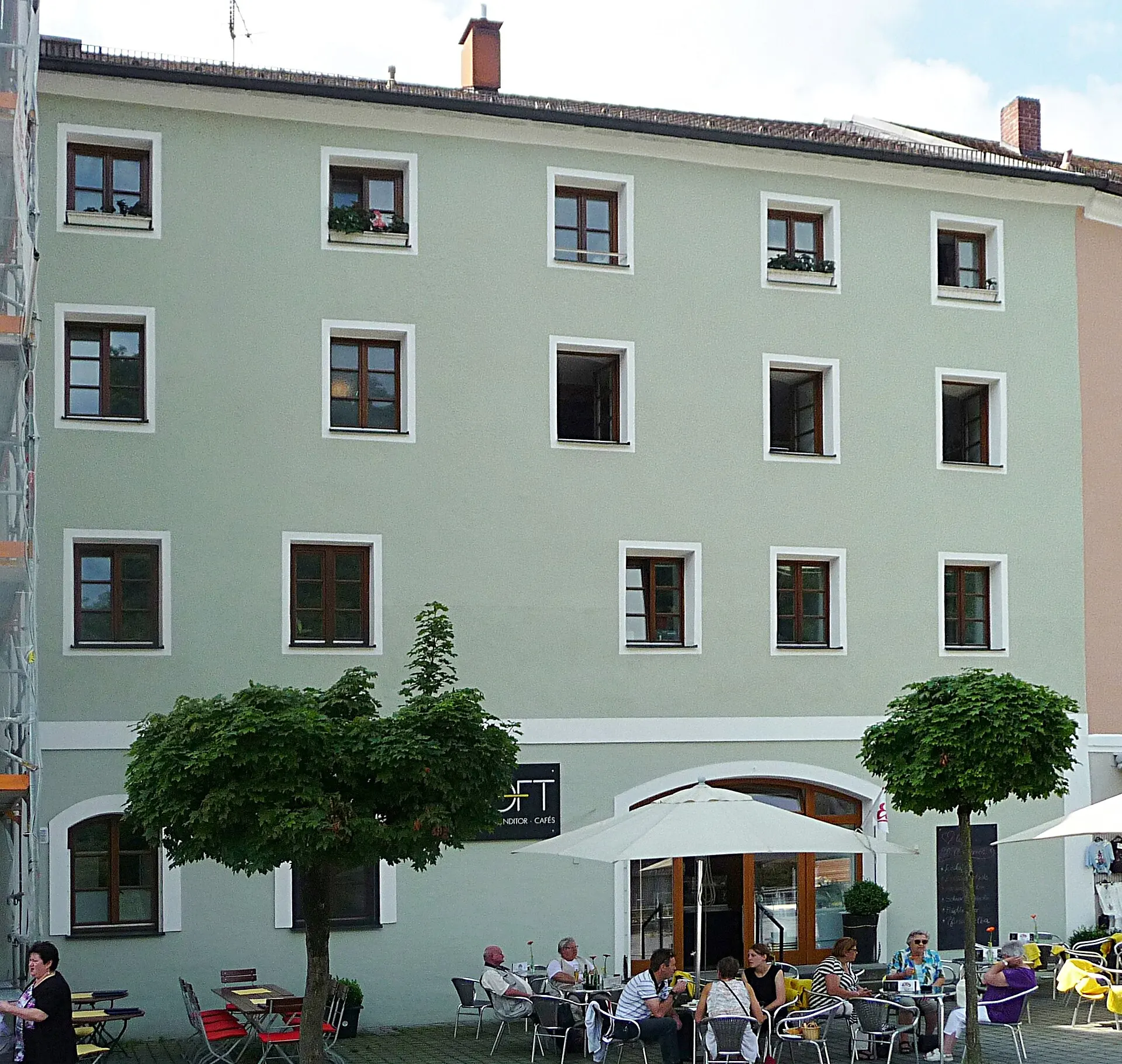 Restaurant in einer historischen Gasse der Passauer Altstadt