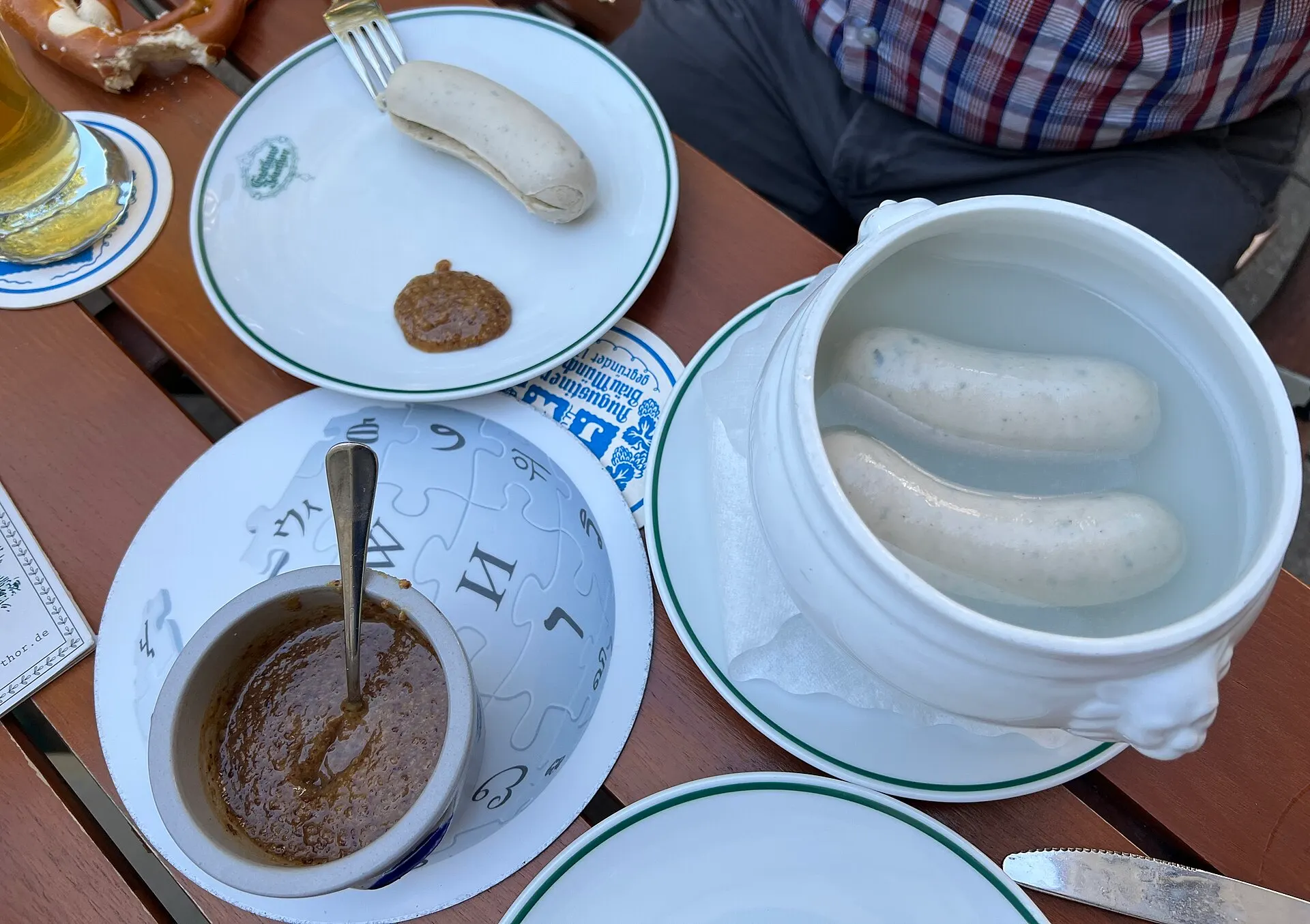Bayerische Brotzeit mit Weißwurst und Brezn